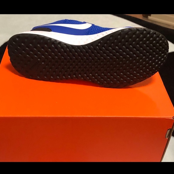 BOYS NIKE SHOES - Picture 5 of 6